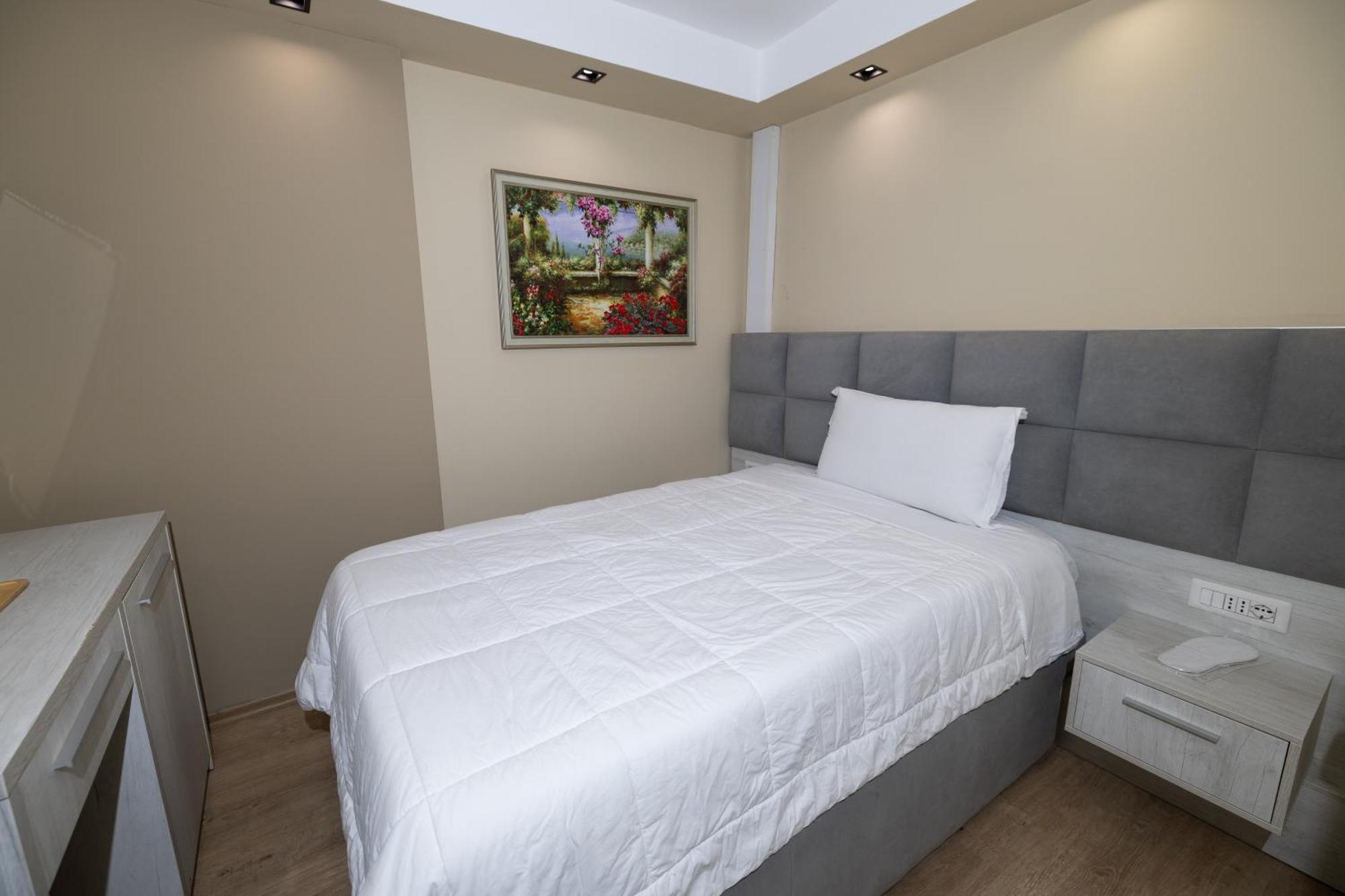 4R Colombo Hotel Тирана Екстериор снимка