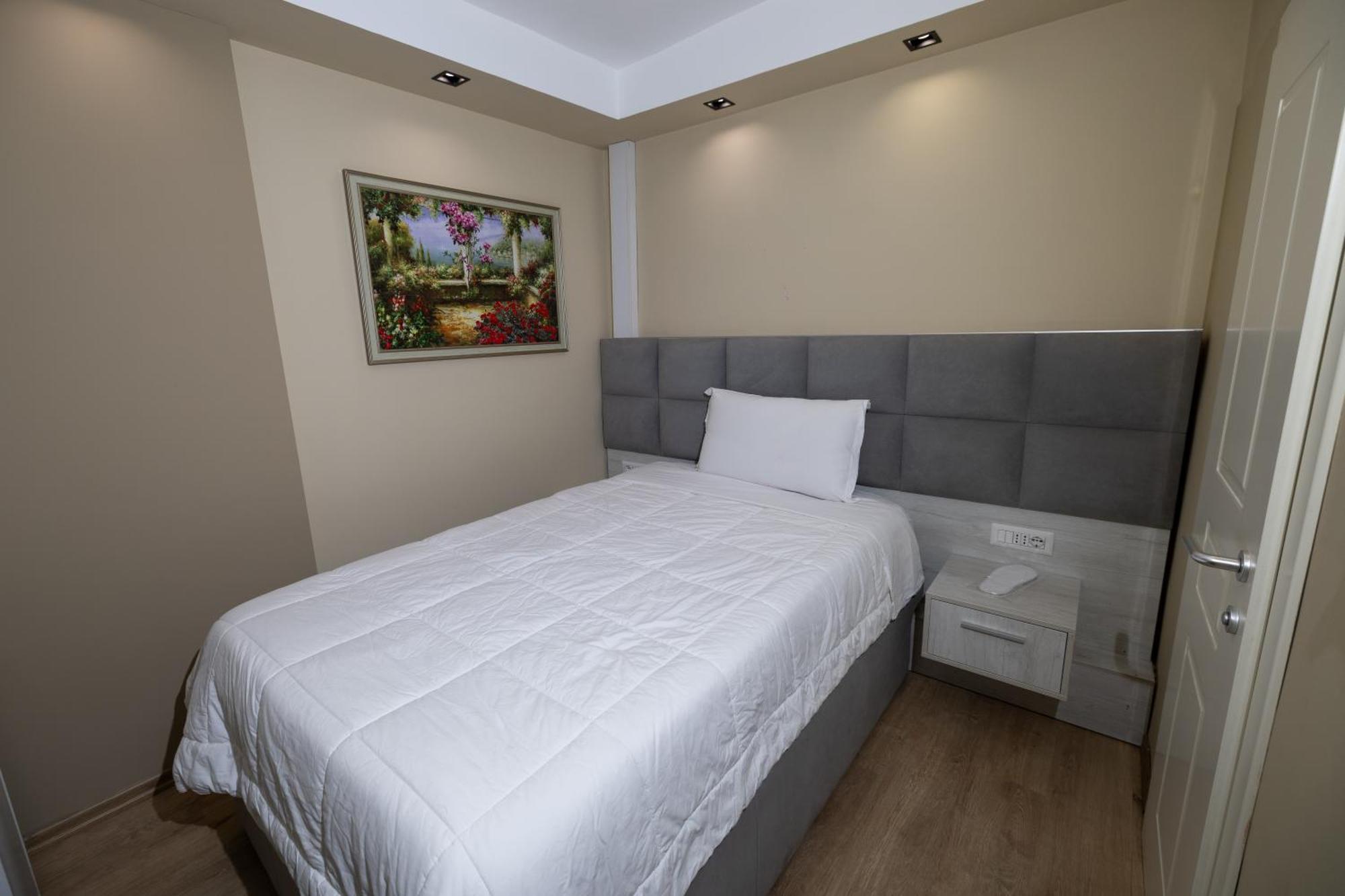 4R Colombo Hotel Тирана Екстериор снимка