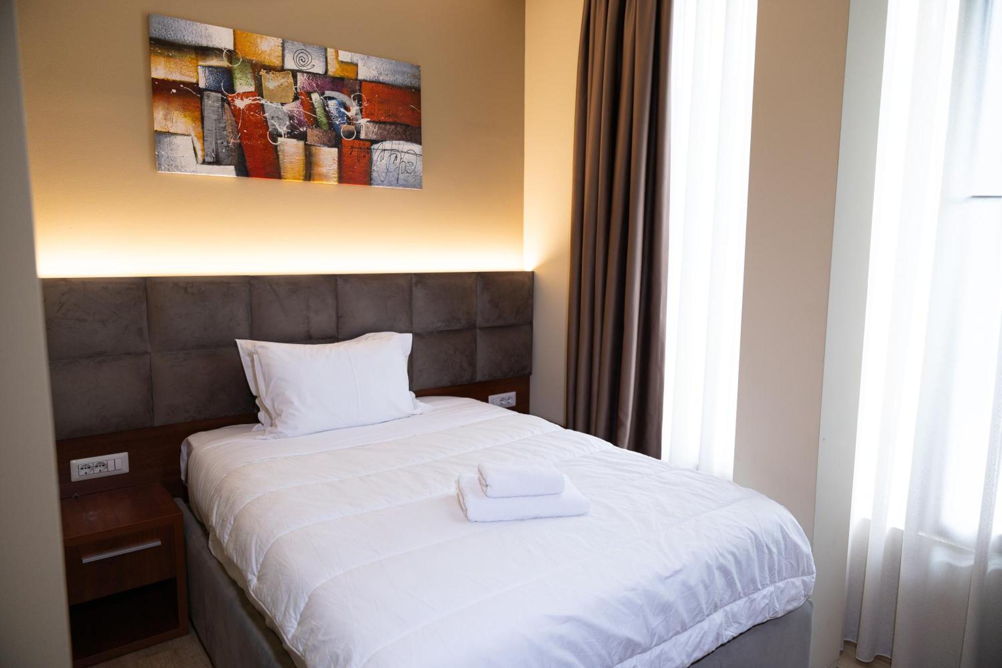 4R Colombo Hotel Тирана Екстериор снимка