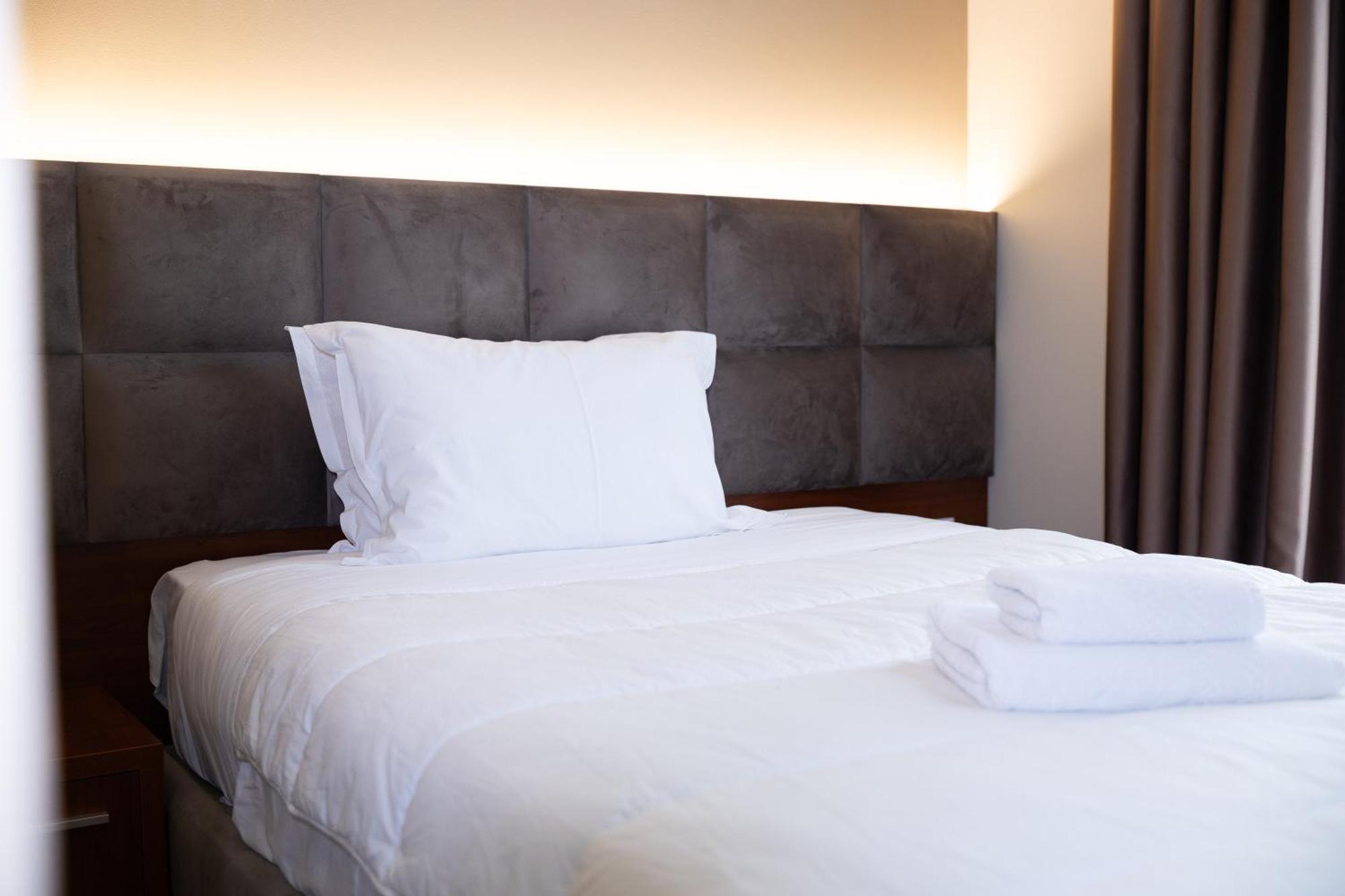 4R Colombo Hotel Тирана Екстериор снимка