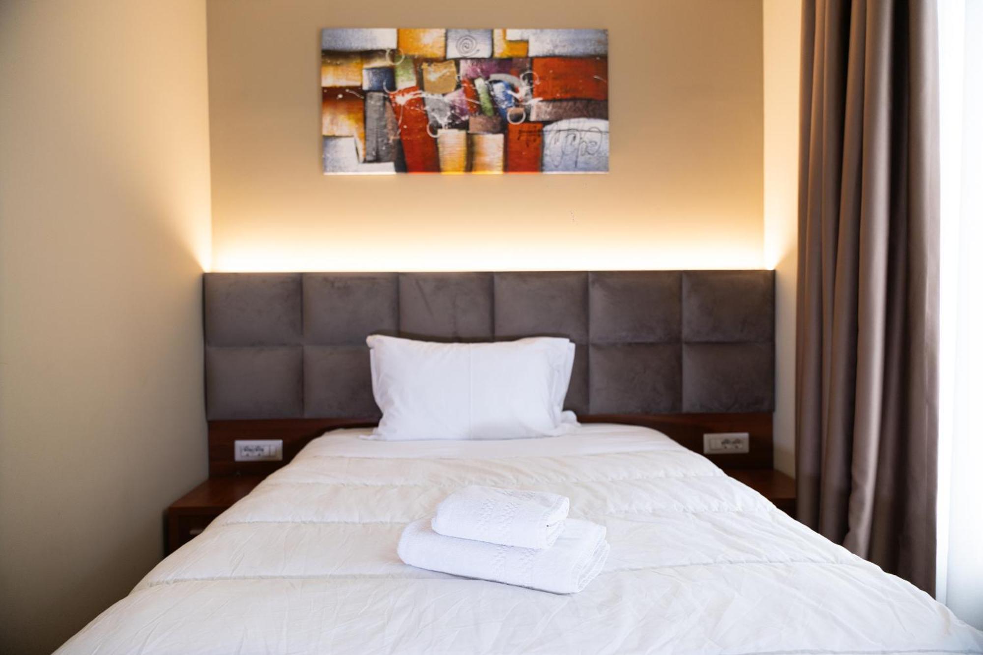 4R Colombo Hotel Тирана Екстериор снимка